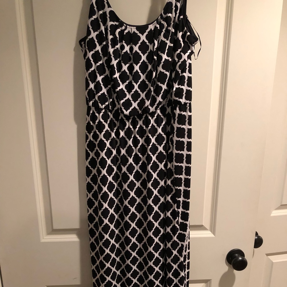Black and white sleeveless summer dress
